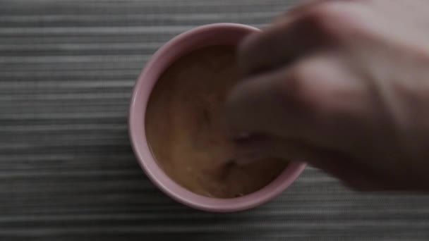 Mescolare Latte Nel Caffè Con Cucchiaio — Video Stock