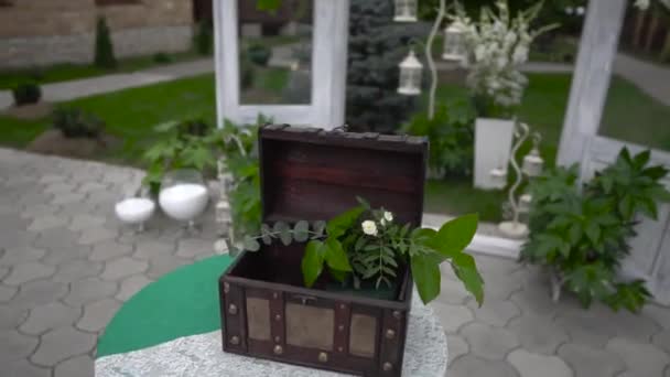 Close Video Brown Wooden Box Decorated White Flowers Greens Which — Stok video
