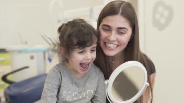 Two Sisters Have Fun Dentist Cabinet Facial Exercises Using Big — Stockvideo