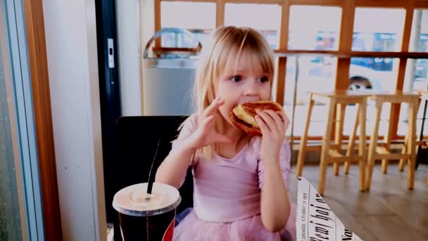 Fiatal Lány Eszik Hamburgert Gyorsétterem Lassított Felvétel — Stock videók