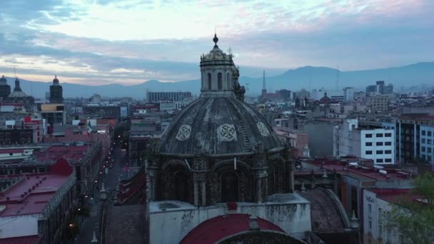 夜明けに植民地メキシコ市中心部教会の空中撮影 — ストック動画