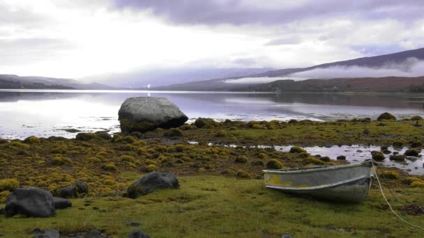 Titta Över Loch Eil Skottland Dimmig Lugn Morgon Med Mjukt — Stockvideo