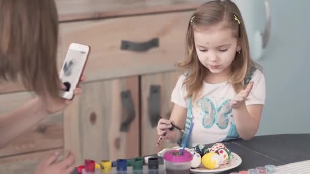 While Mother Takes Photo Her Little Child Girl Gets Gouache — 비디오