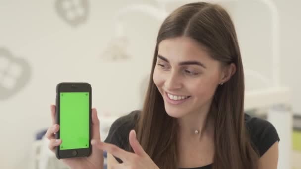 Close View Young Woman Holding Green Screen Smartphone Showing Her — Αρχείο Βίντεο