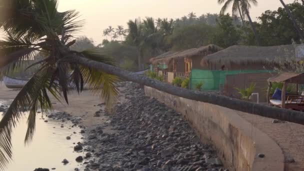 Panning Shot Row Grass Thatched Colourful Beach Huts Shoreline Indian — Stockvideo