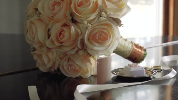 Large Bridal Bouquet Earrings Reflective Black Piano Top White Wedding — Vídeos de Stock