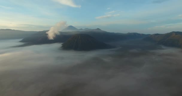 Drone Shot Moving Bromo Volcano Rumbling Smoking — 비디오