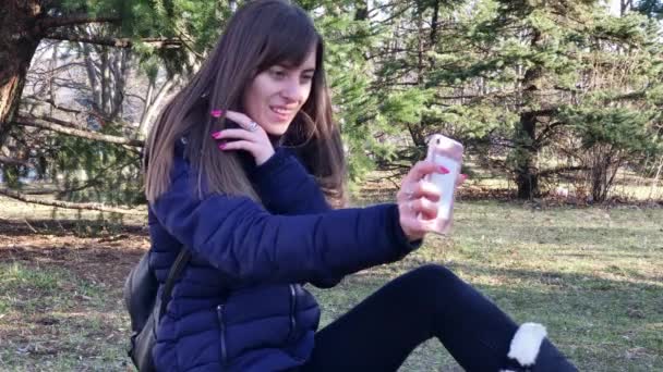 Medium Shot Young Girl Taking Selfies Smartphone Using Front Camera — Video Stock