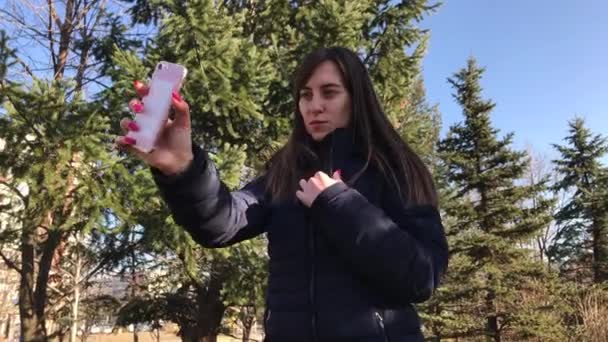 Menina Tomando Selfies Com Smartphone Usando Câmera Frontal Parque Cidade — Vídeo de Stock