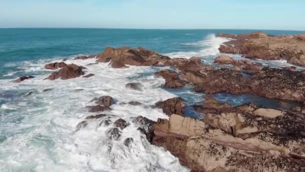 Aerial Shot Big Waves Crashing Rocks Sunny Day Plemont Bay — Vídeo de Stock