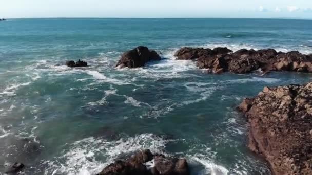Aerial Shot Rocks Being Hit Big Waves Sunny Day Plemont — Vídeos de Stock