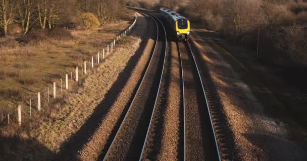 Een Kleine Passagierstrein Die Onder Een Voetgangersbrug Passeert — Stockvideo