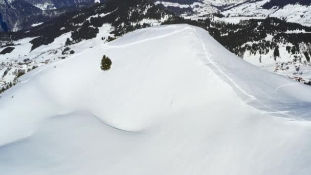 Luftaufnahme Über Einem Schneebedeckten Berggipfel Den Französischen Alpen Winter Ein — Stockvideo