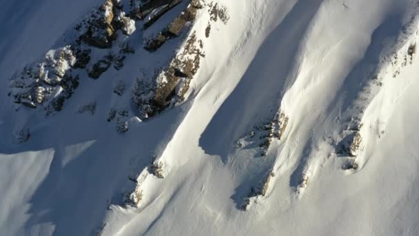 Vue Aérienne Élevant Dessus Sommet Enneigé Des Alpes Françaises — Video