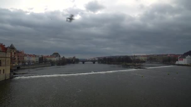 チェコ共和国カレル橋からのプラハの眺め — ストック動画