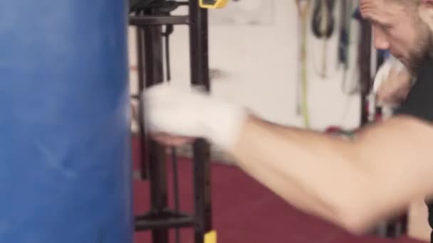 근육질 선수들은 실내에서 운동을 건강에 — 비디오