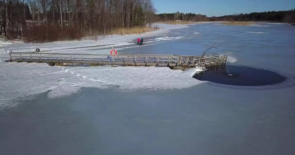 Aerial Zima Trwający Projekt Napowietrzania Dotlenienia Jeziora Dwie Kobiety Wózkiem — Wideo stockowe