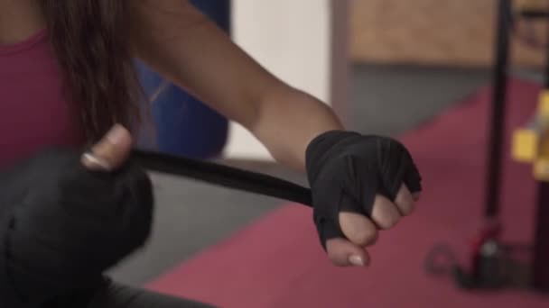 Крупный План Женщины Завернувшей Руки Черную Повязку Кикбоксинга Фитнес Студии — стоковое видео