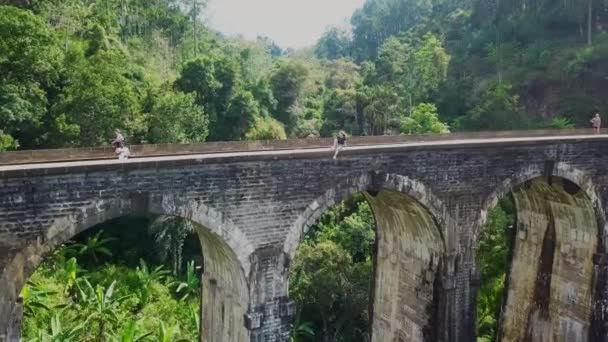 Güzel Bir Köprünün Kenarında Oturan Kız Freedome — Stok video