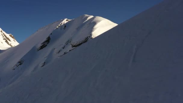 Aerial Shot Rising Snow Ridge Reveal Snow Covered Mountain French — Stock videók