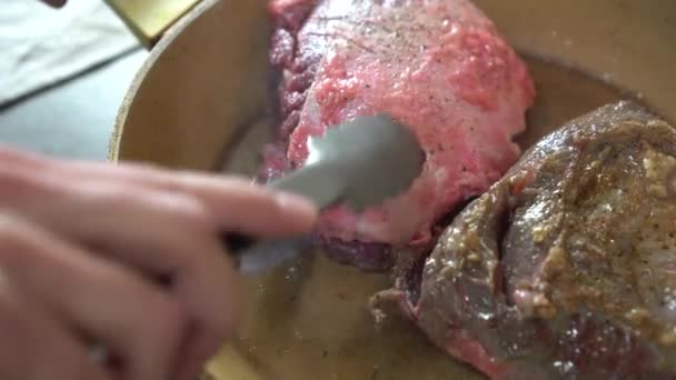 Man Cooking Tasty Piece Meat Sizzling Hot Pan — Vídeo de stock