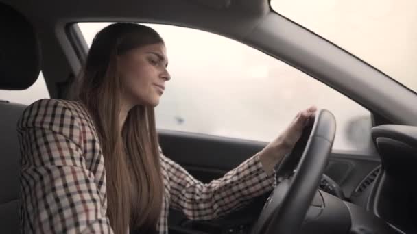 Красива Молода Жінка Збирається Водити Машину Але Щось Піде Вона — стокове відео