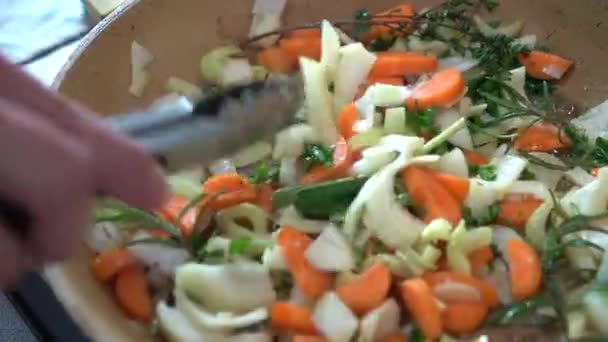 Close Chef Flames Cooking Mixed Colorful Vegetables Tossing Them Restaurant — Stockvideo