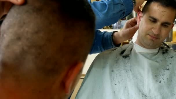 Asker Olmadan Önce Eski Moda Berber Dükkanında Kısa Saç Tıraşı — Stok video
