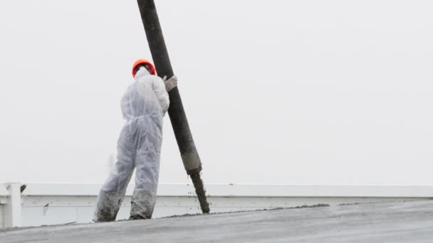 Robotnicy Budowlani Pompa Kielnia Mokry Beton Dachu Przemysłowym — Wideo stockowe