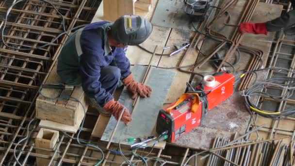 Pracownik Hutnictwa Żelaza Przygotowuje Stalowy Pręt Zbrojeniowy Spawania Placu Budowy — Wideo stockowe