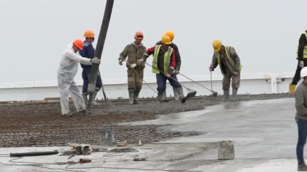 Trabajadores Bombean Hormigón Sobre Barras Refuerzo Sitio Construcción Industrial Azotea — Vídeo de stock