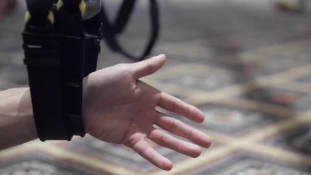 Zbliżenie Osoby Wyciągającej Rękę Podczas Treningu Trx Siłowni — Wideo stockowe
