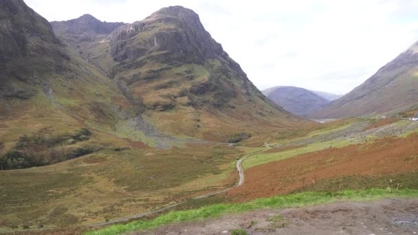 Glen Coe Gammal Väg Med Vandrare Mjukt Höstljus — Stockvideo