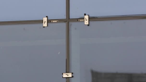工事中の屋外からの不完全なガラス窓の閉鎖 — ストック動画