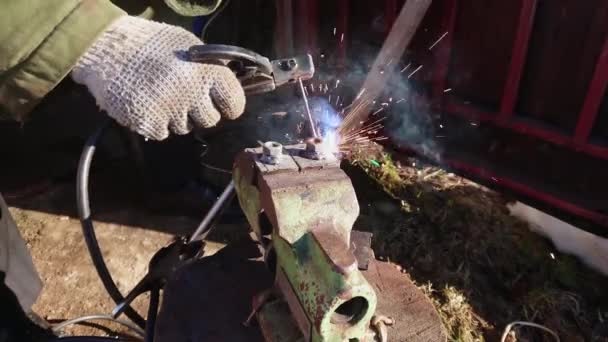 Welding Sparkles Fire Metalwork — Vídeo de stock