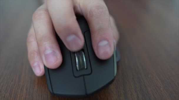 Close Hand Using Bluetooth Mouse — Video Stock