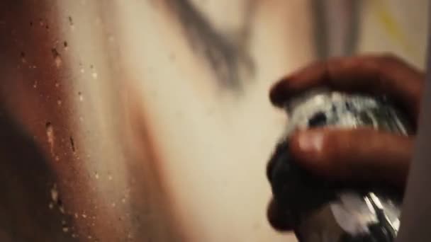 Close Spray Can Artists Hand Carefully Sprays Detailed Mural Art — Vídeo de stock