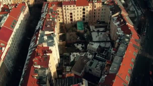 家の上のプラハの無人機のフライト冬 — ストック動画
