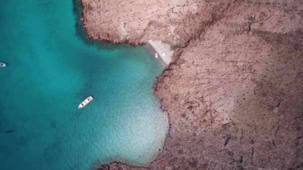 小さなビーチとパルティダ島のヨットの空中中央飛行機 Archipielago Espritu Santo National Park Baja California Sur — ストック動画