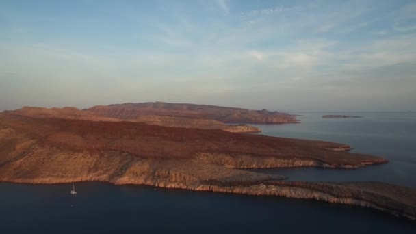 日没時にパルティダ島の入り江を空中で撮影 Archipielago Espritu Santo National Park Baja California Sur — ストック動画