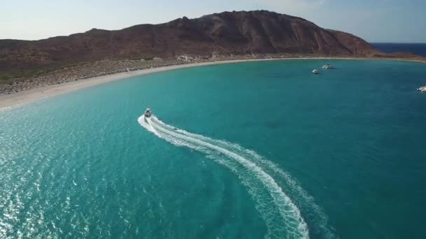 Aerial Shot Inflatable Towable Pull Small Boat Sea Cortez — Vídeo de Stock