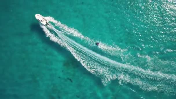 コルテス海の小型ボートによる膨脹可能な牽引可能なテーブルの空中中央飛行機のショット — ストック動画