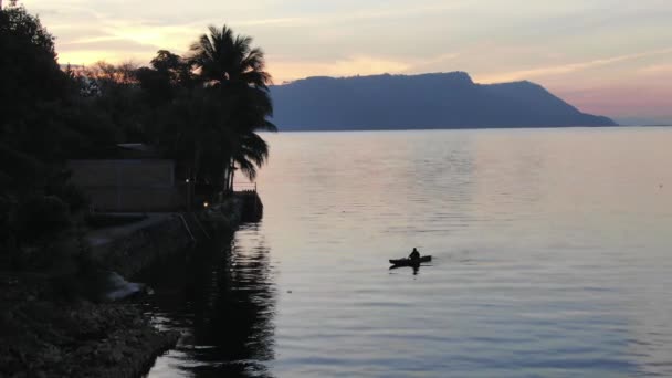 Flygfoto Fiskare Liten Båt Som Kommer Från Hans Kväll Vid — Stockvideo