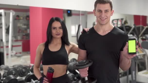 Fit Couple Gym Holding Chroma Key Phone — Stock video