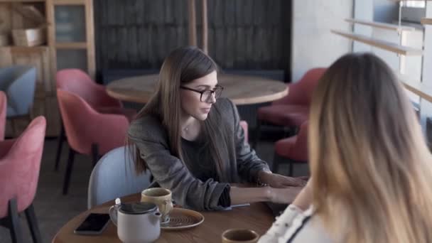 Two Beautiful Young Women Sitting Cafe Indoors One Them Explaining — Αρχείο Βίντεο