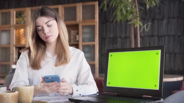 Charming Young Woman Sitting Laptop Showing Green Screen Screen Green — Stock Video