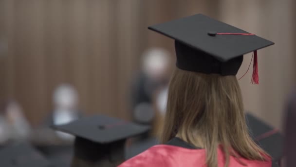 Video Backside Young Girl Who Graduated Uni She Dressed Black — Vídeos de Stock