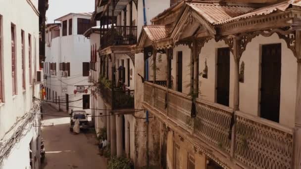 Luftaufnahme Von Sansibar Stone Town Alte Enge Straße Mit Holzbalkonen — Stockvideo