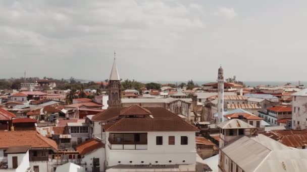 Flygfoto Över Zanzibar Stone Town Distrikt Med Kyrka Mellan Byggnaderna — Stockvideo