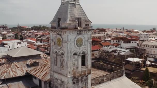Luftaufnahme Des House Wonders Uhrenturms Mit Sansibar Stone Town Hintergrund — Stockvideo